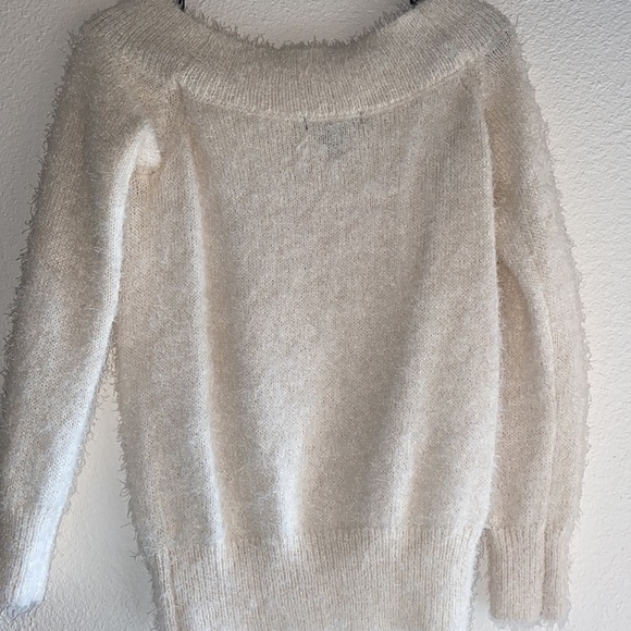 Off the shoulders sweater! - Picture 3 of 3